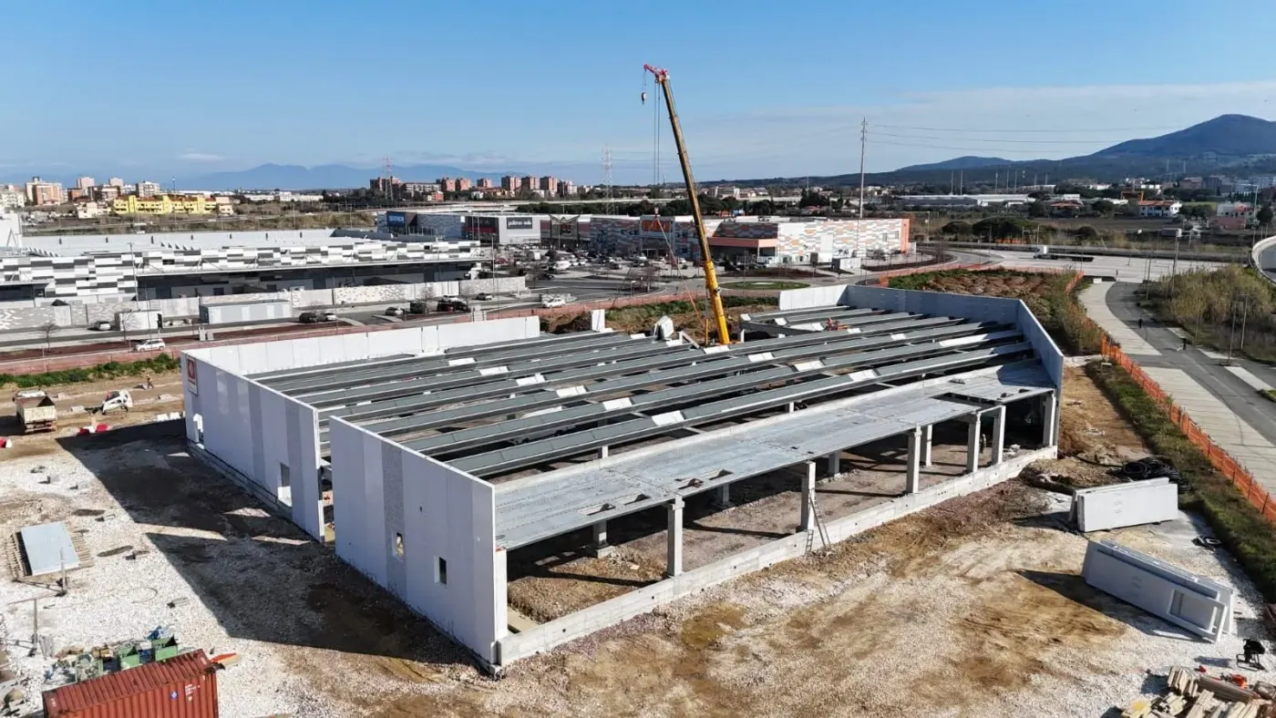 Pilastri e travi prefabbricate sul lato aperto del fabbricato.